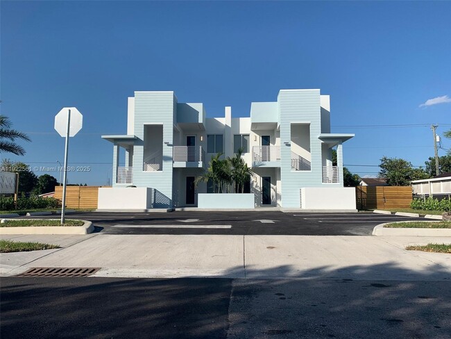 Building Photo - 805 E 28th St Unit 805