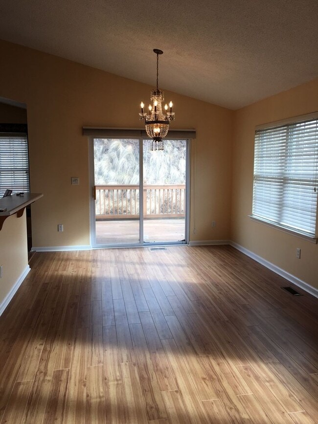 88 E Danbury Ln