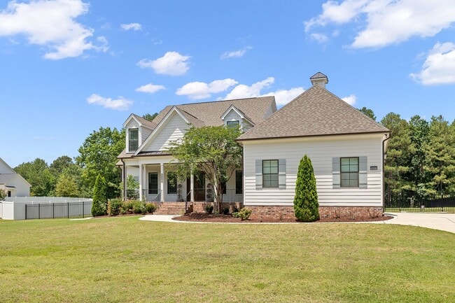 Photo - **Luxury 4/4 with Fenced in Yard**