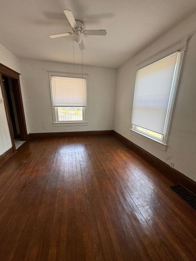 Photo - 3 bedroom 2 bathroom house. $1050.00