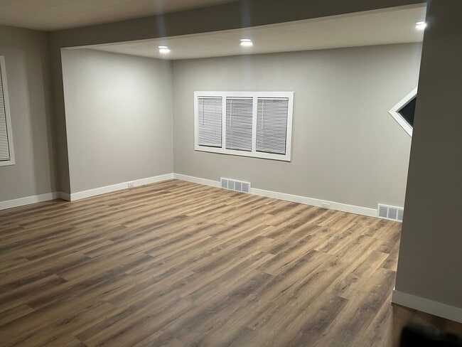 Living Room - 611 S Hawthorne Ave Unit A