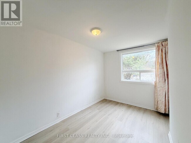 Photo - 2081 Metro Rd N