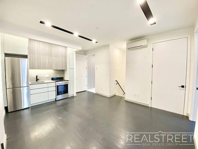 Building Photo - Gorgeous New 3 Bed 1.5 Bath Near Prospect ... Rental