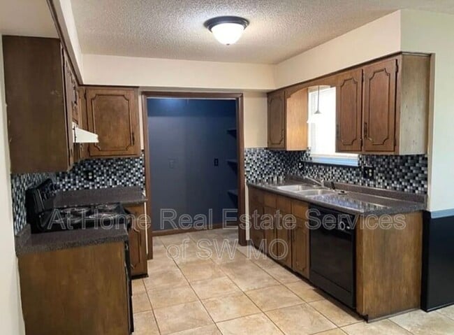 Photo - 2546 S McCann Ave
