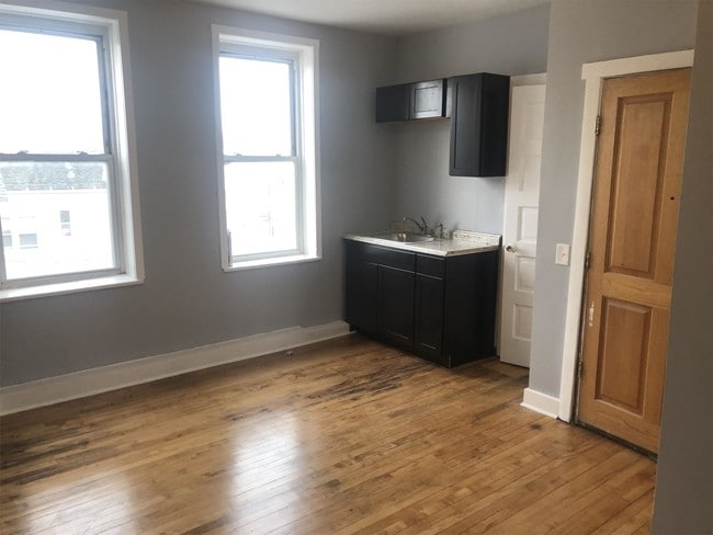 Photo - 1714 W 46th St