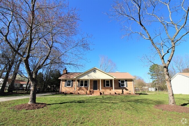 Building Photo - Remodeled Ranch Home in Steele Creek!