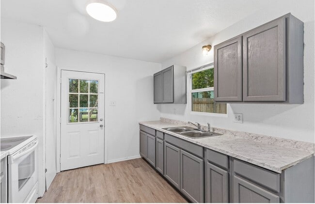 Photo - Beautiful 3 bedroom, 2 bathroom House