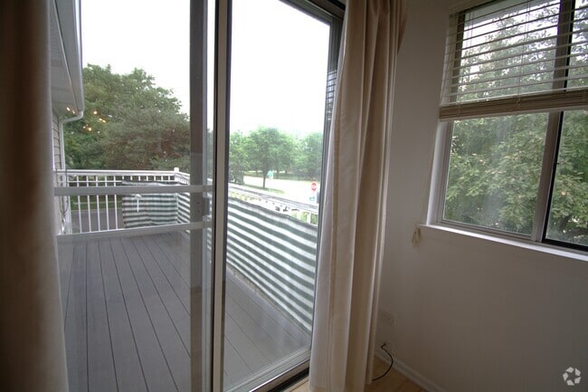 Building Photo - 607 Eastview Ct Unit Z2 Rental