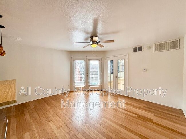 Photo - 9839 Walnut St