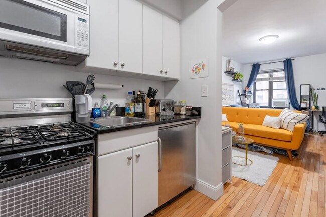 Photo - 312-320 W 23rd St