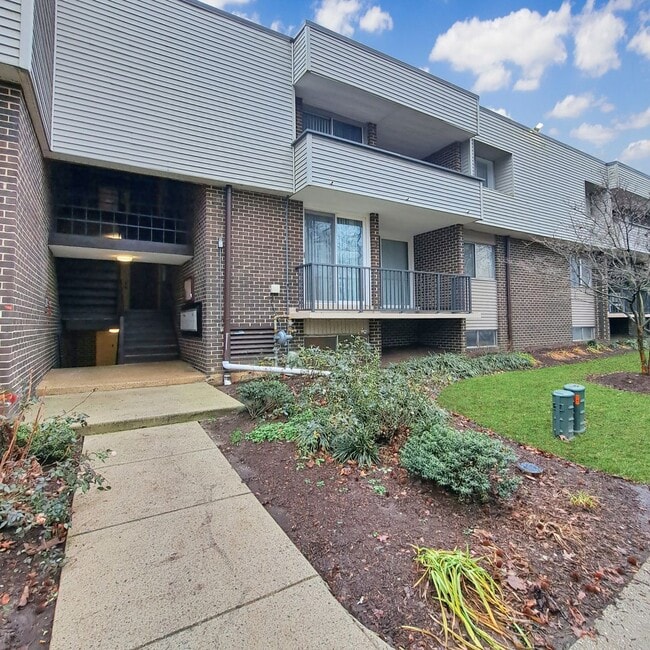 Building Photo - 10244 Prince Pl Unit 204