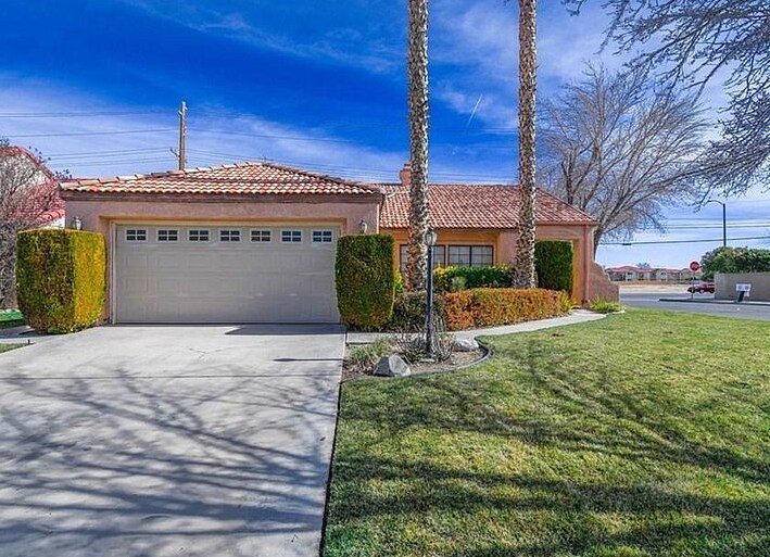 Photo - 44200 Fenner Ave