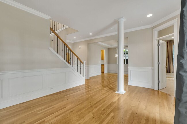 Photo - Must see in beautiful Redmond neighborhood