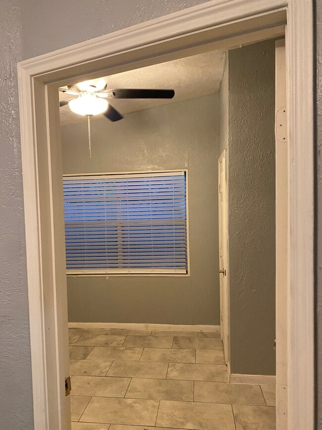 Photo - 418 E 1st St