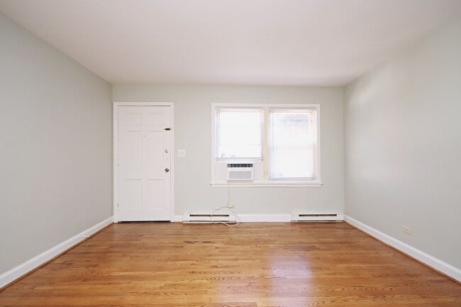 Building Photo - Student-Friendly Ground-Level Apartment Ne... Unit Ivy Rd 2114 #11