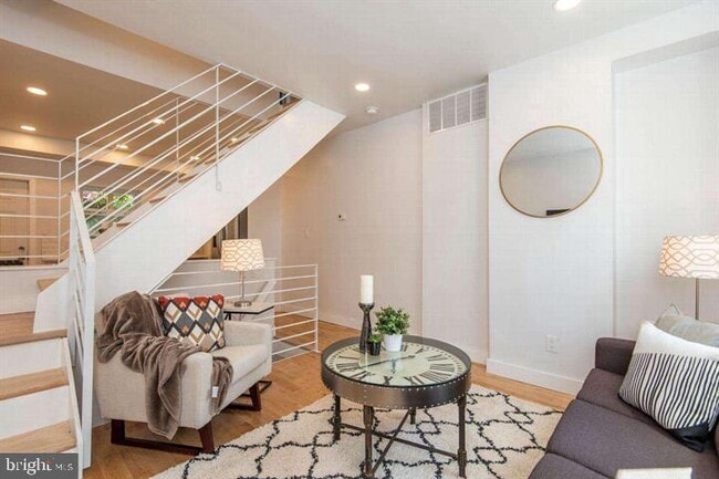 Photo - 1815 Waterloo St