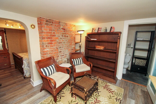 Photo - 147 E Chestnut St