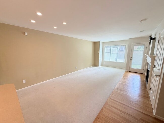 Lovely Lake City Townhouse - AVAILABLE NOW at $2695!