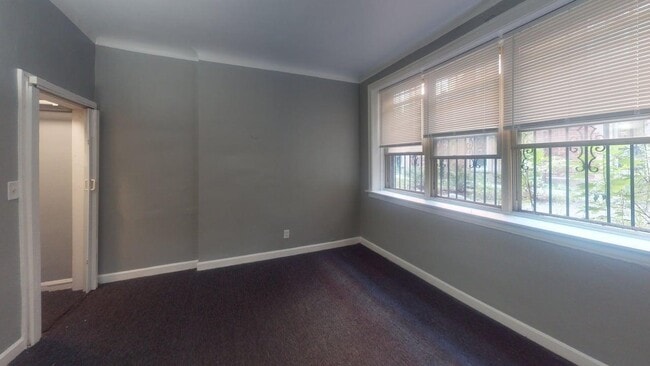 Building Photo - 823 W 83rd St Unit Garden