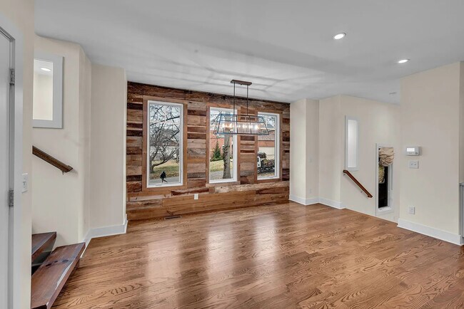 921 Hillview Heights
