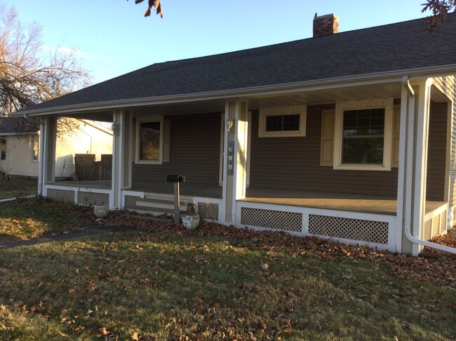 Huge front porch - 519 33rd St NE Casa