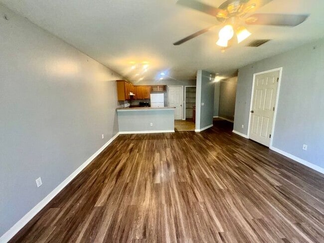 3 bedroom 2.5 bath Oakcrest Townhome with Laminate and Tile flooring Throughout, and a 1 Car Garage!