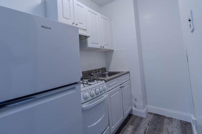 Photo - 323 E 50th St Unit 1R