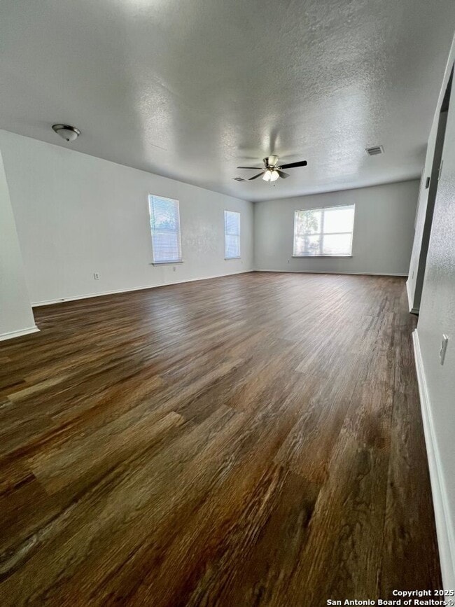 2411 Laden Meadows