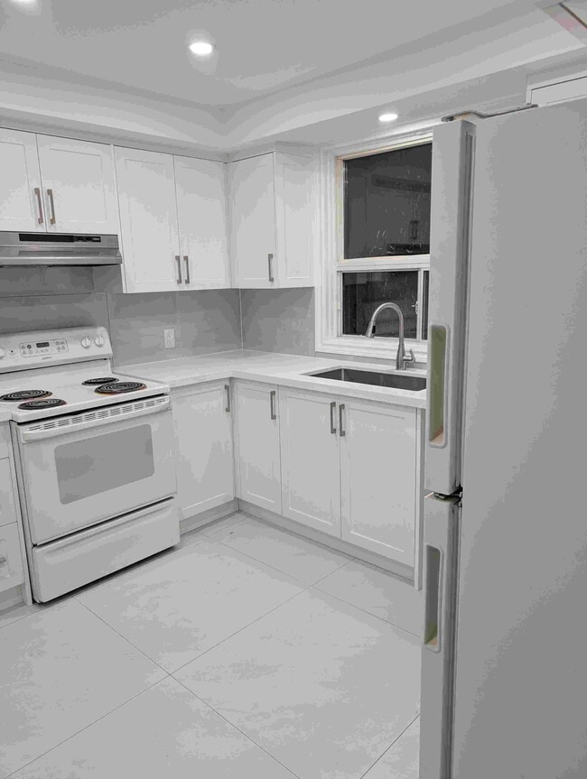 Yonge and Finch East Three Bedroom and 1.5 Bathrooms - Yonge and Finch East Three Bedroom and 1.5 Bathrooms