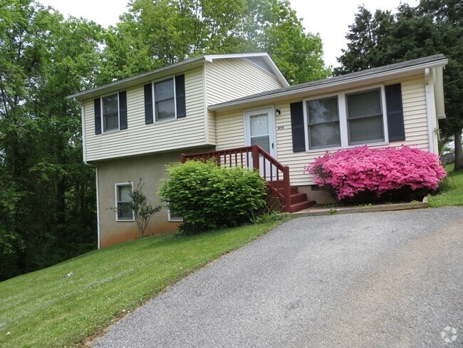 Building Photo - Radford 3 Br/2 Ba, Available July 10th Rental