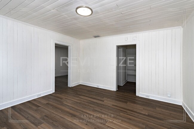 Photo - Adorable 3 Bed 2 Bath Cottage with Double ...