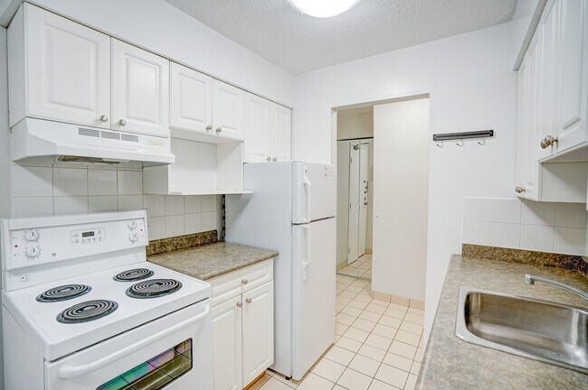 Building Photo - Royale Unit 00104