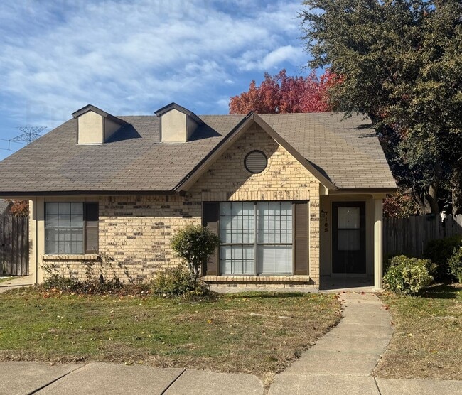 Building Photo - COMING SOON! Charming 2-bedroom, 1-bathroom duplex located in the vibrant city of Dallas