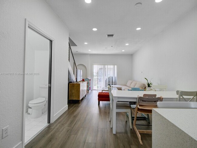 Photo - 5630 NW 114th Path Unidad 210