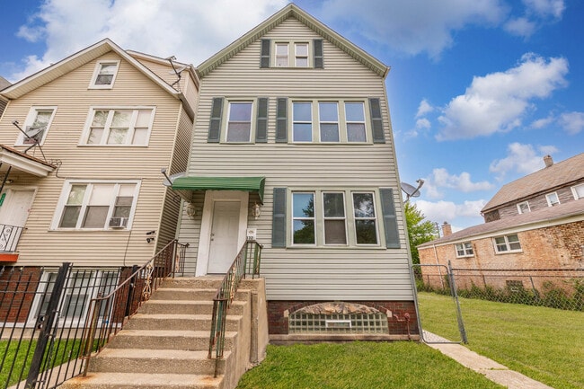Photo - 1320 W 50th St House