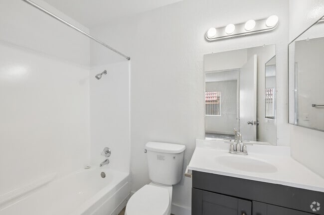 3BR, 2BA - 920SF - Primary Bathroom