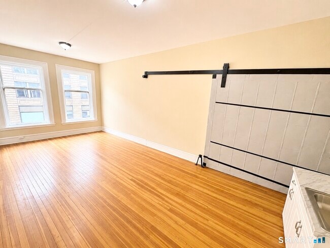Building Photo - 105 Bank St Unit 3B
