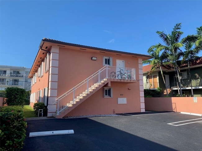 Building Photo - 452 SW 10th St Unit 5