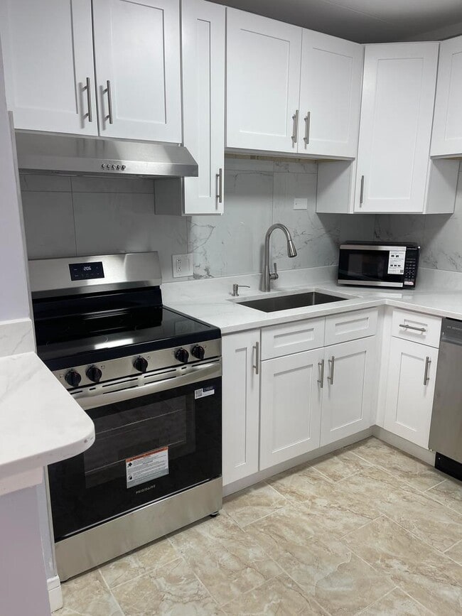 Building Photo - 6161 N Hoyne Ave Unit 302