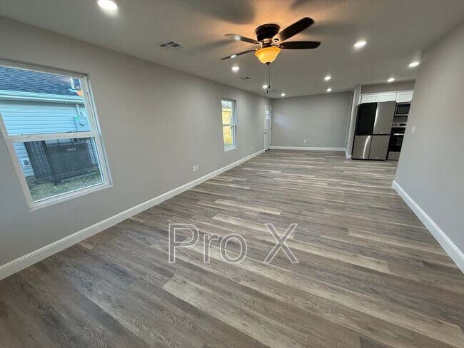 Photo - 117 W Lewis St