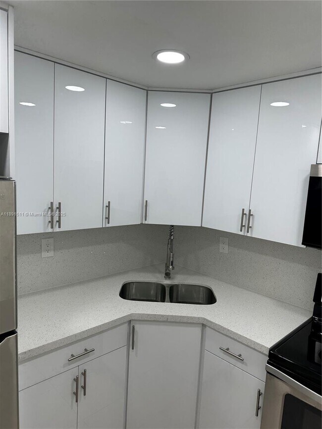 Photo - 606 W 81st St Unit 331