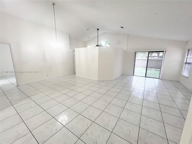 Photo - 210 Maddy Ln