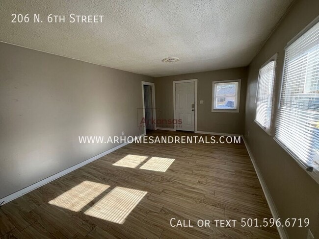 Photo - 206 N 6th St