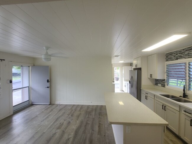 Convenient to everything! SOLAR! 3 bed, 1... - Convenient to everything! SOLAR!  3 bed, 1... House