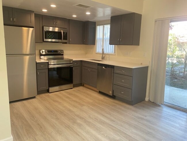 Building Photo - Beautiful 2-bed/1.5 bath two-story townhom... Rental