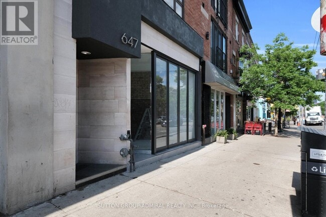 Photo - 647 College St