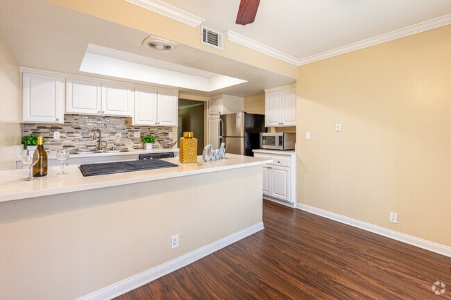 2BR, 1 BA - 890SF -