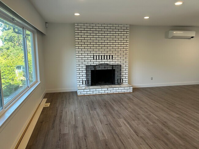 Photo - 667 Sixth St