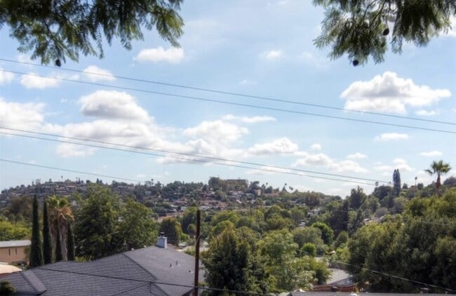 Photo - Lovley 3 bedroom 1 bath House, Fantastic views! Front and backyard