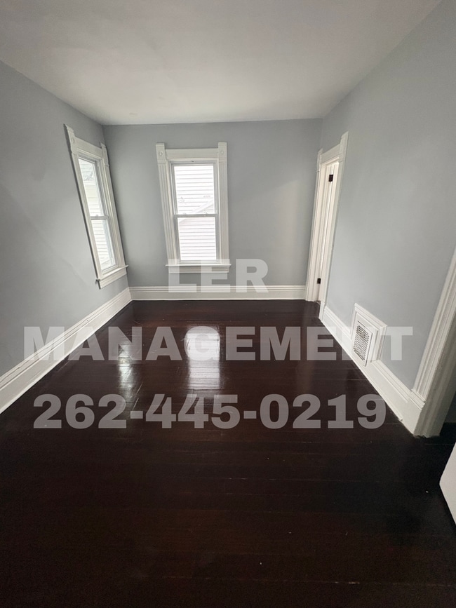 Photo - Spacious 3 Bedroom Upper!